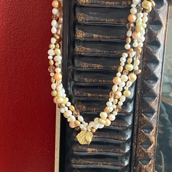 Natural pearl and Swarovski crystal triple strand necklace with gold leaf - Picture 7 of 10